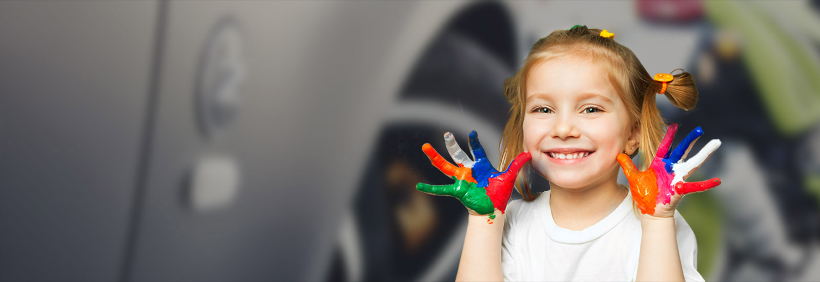 petite fille qui joue avec de la peinture